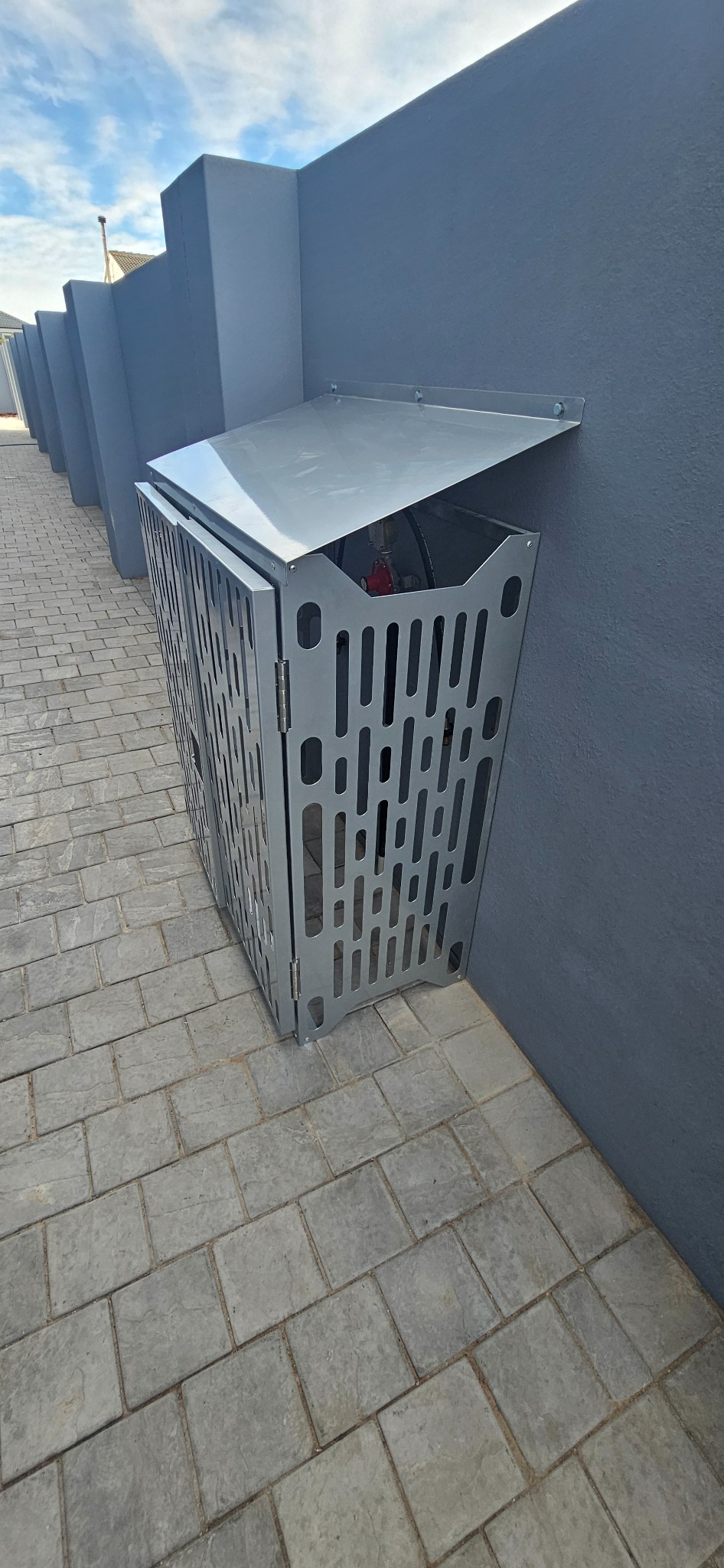 Outdoor gas cylinder cage