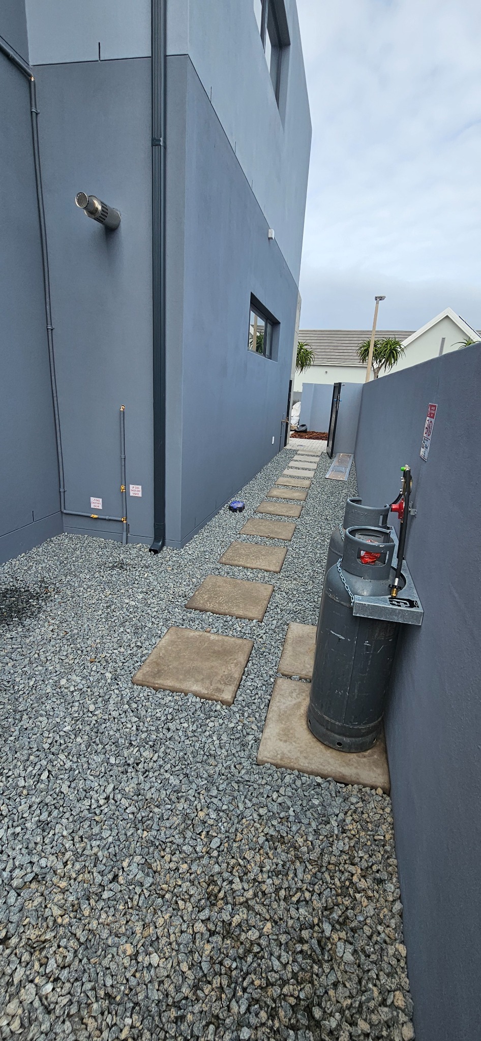 Outdoor cylinder arrangement and pipework